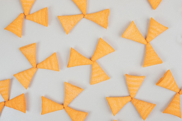 Foto gratuita sabrosas patatas fritas crujientes sobre superficie gris