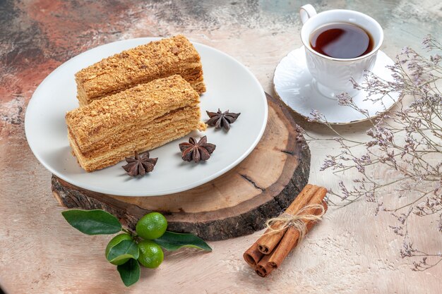 Sabrosas rebanadas de pastel con una taza de té en gris