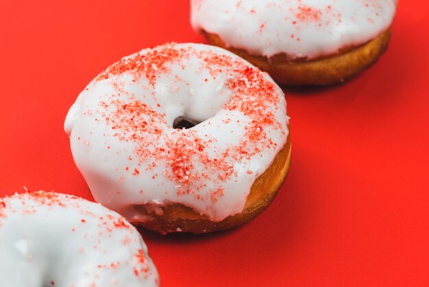 Sabrosas rosquillas con recubrimiento blanco y chispas