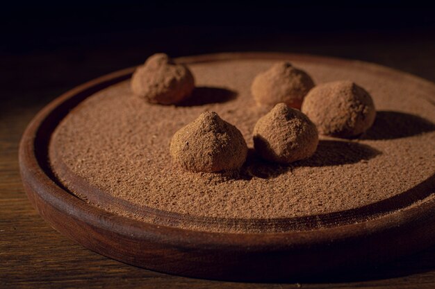 Sabrosas trufas con cacao en polvo.