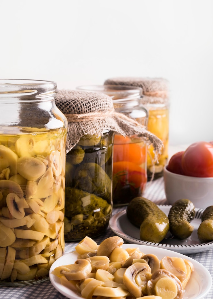 Foto gratuito sabrosas verduras conservadas caseras