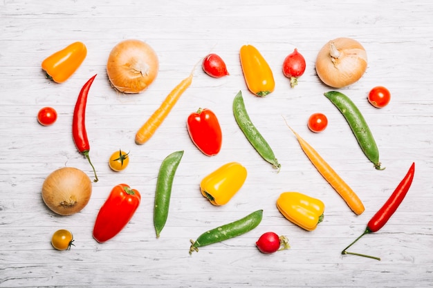 Foto gratuita sabrosas verduras sobre fondo blanco