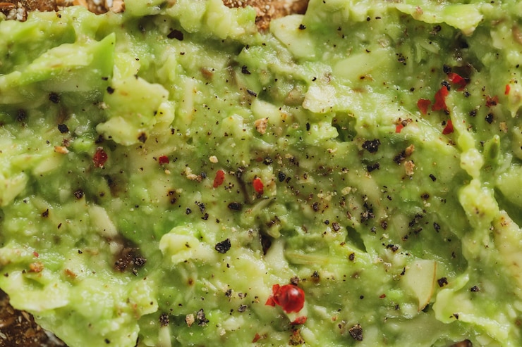 Foto gratuito sabroso apetitoso pan crujiente con puré de aguacate servido en un plato. de cerca.
