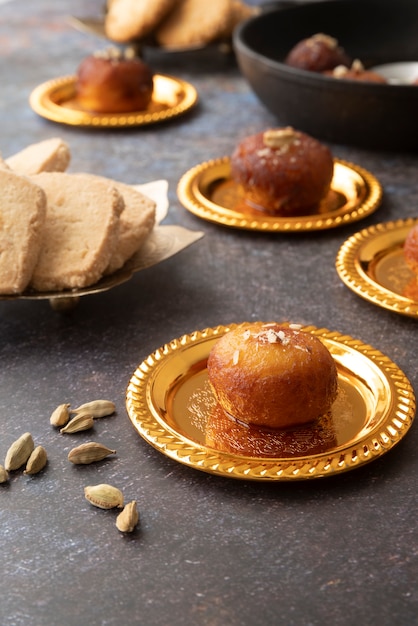 Foto gratuita sabroso arreglo de postre indio alto ángulo