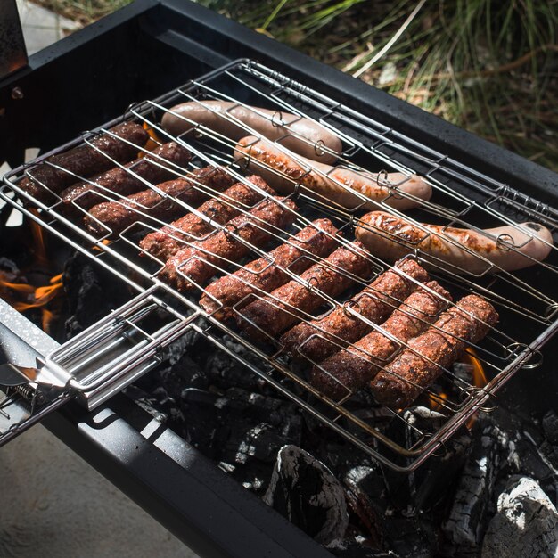 Sabroso asado en salchichas a la parrilla