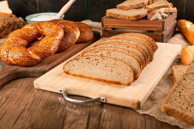 Sabroso bagel con rebanadas de pan