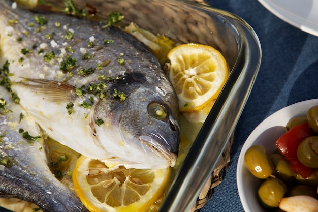 Foto gratuita sabroso besugo con limones alto ángulo