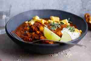 Foto gratuita sabroso chili con carne servido en un tazón sobre la mesa comida mexicana