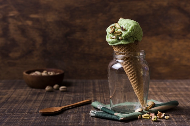 Foto gratuita sabroso cono de helado casero con pistacho