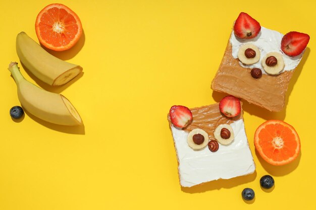 Sabroso desayuno para niños tostadas espacio para texto