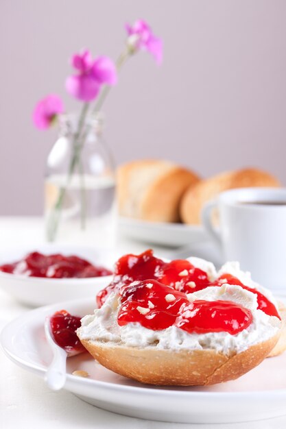 Sabroso desayuno con pan y mermelada