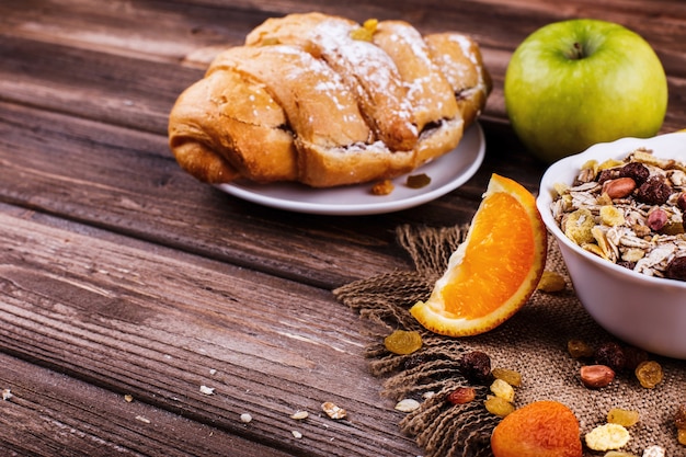 Sabroso desayuno saludable por la mañana hecho de leche y gachas de avena con nueces y manzanas