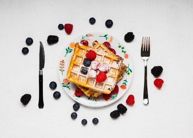 sabroso desayuno de waffles con frutas del bosque