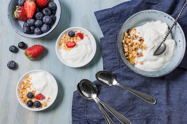 Sabroso desayuno con yogurt y frutas.