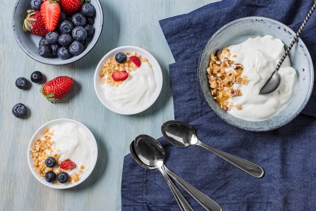 Sabroso desayuno con yogurt y frutas.