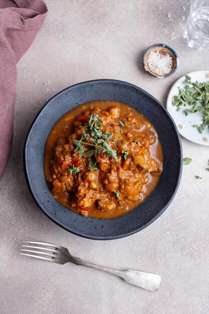 Sabroso estofado de gulash con verduras servido en un tazón