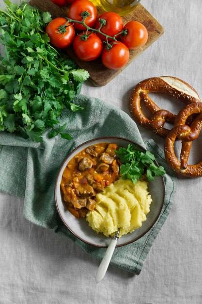 Sabroso goulash y puré de patatas vista anterior