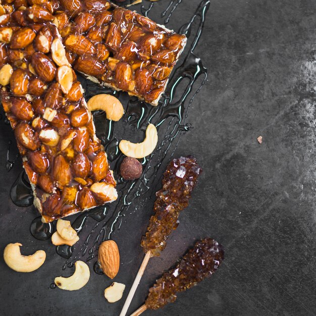 Sabroso granola con miel y cucharón de miel en el mostrador de la cocina