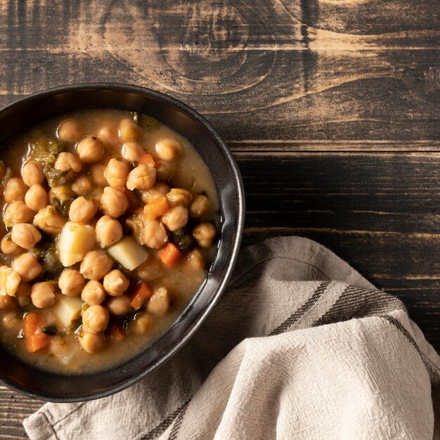 Sabroso guiso de frijoles británicos en tazones