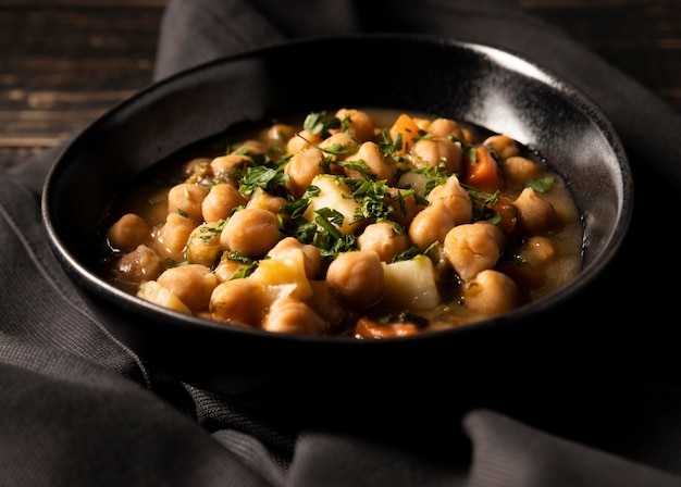 Foto gratuita sabroso guiso de frijoles británicos en tazones