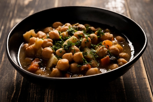 Sabroso guiso de frijoles británicos en tazones