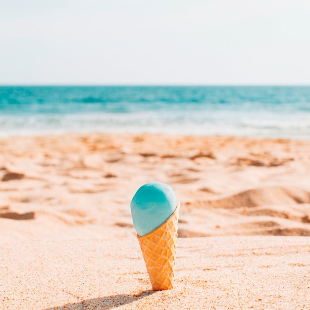 Sabroso helado en la playa