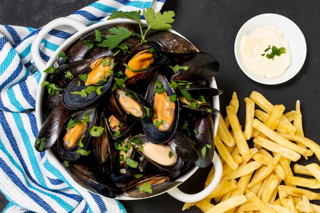 Sabroso mejillón con papas fritas