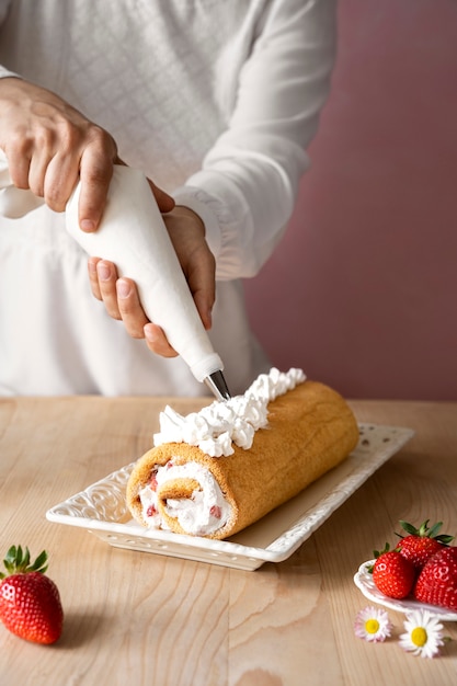 Sabroso pastel con crema batida en ángulo alto de mesa