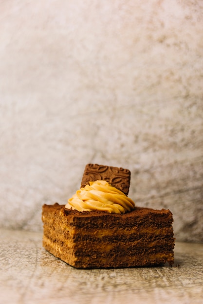 Foto gratuita sabroso pastel con crema y galleta