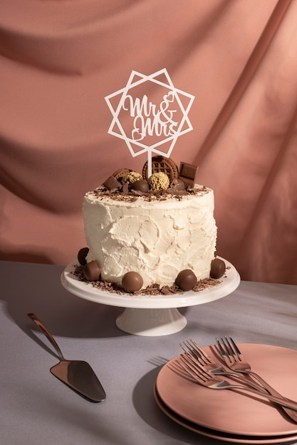 Foto gratuita sabroso pastel de cumpleaños con chocolate