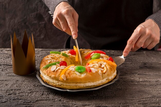 Sabroso pastel de feliz epifanía con cubiertos