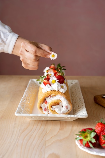 Sabroso pastel con fresas en la mesa