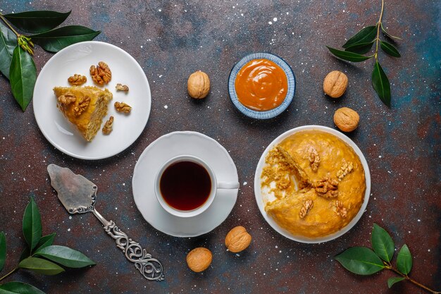 Sabroso pastel de hormiguero tradicional soviético casero con nuez, leche condensada y galletas