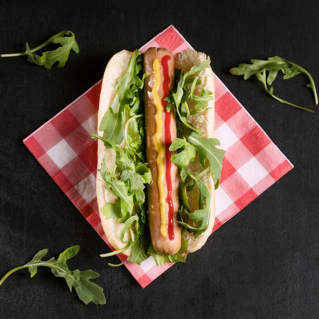 Sabroso perrito caliente con verduras en una servilleta