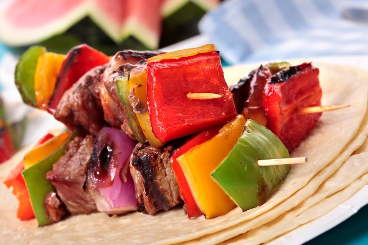Foto gratuito sabroso pinchazo de bbq con carne de res y verduras