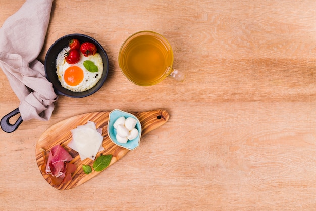 Sabroso plato de desayuno con espacio de copia