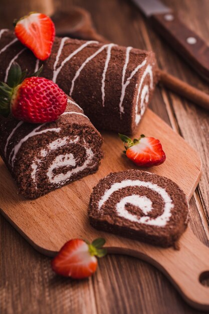 Sabroso postre dulce en la tabla de cortar