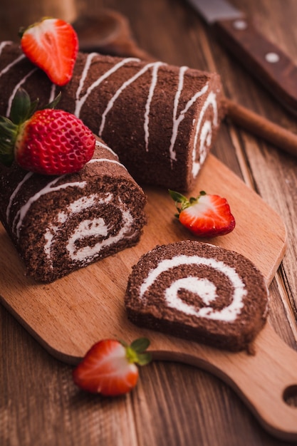 Sabroso postre dulce en la tabla de cortar