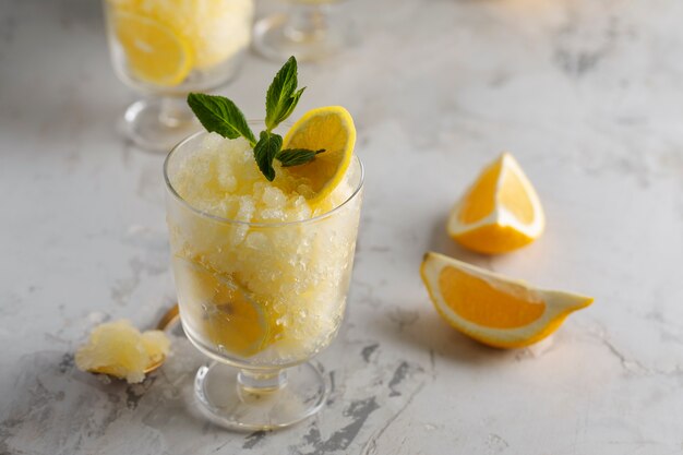 Sabroso postre granizado con ángulo alto de limón.