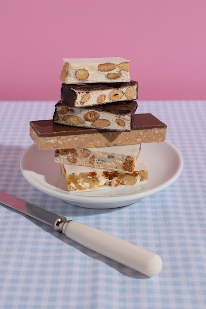 Foto gratuita sabroso postre en un plato de alto ángulo