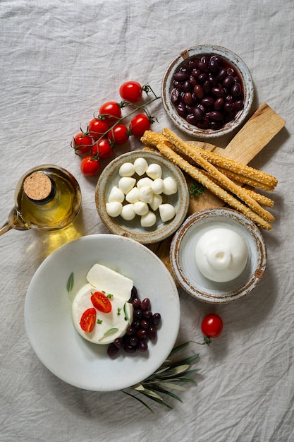 Foto gratuita sabroso queso fresco bodegón