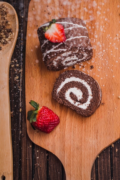 Foto gratuita sabroso rollo de chocolate espolvoreado con azúcar impalpable