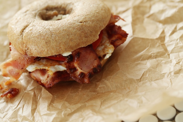 Sabroso sandwich de bagel con tocino