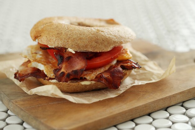 Sabroso sandwich de bagel con tocino