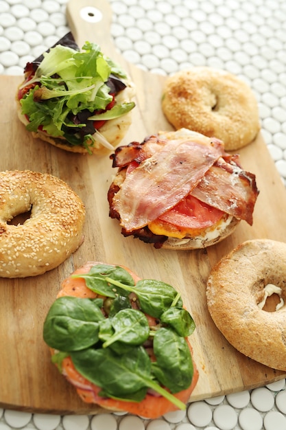 Foto gratuita sabroso sandwich de bagel con tocino