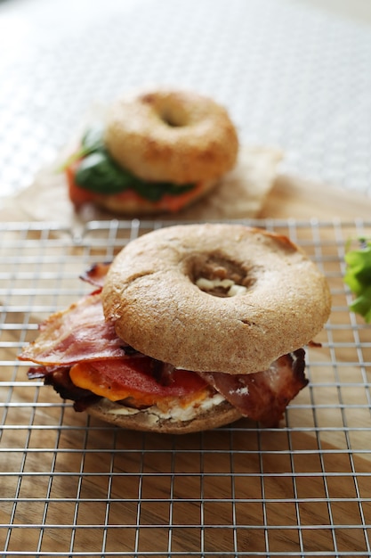 Sabroso sandwich de bagel con tocino