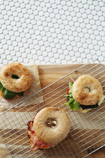 Sabroso sandwich de bagel con tocino