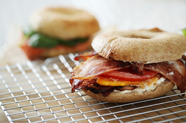 Foto gratuita sabroso sandwich de bagel con tocino