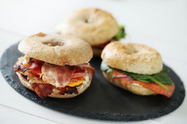 Foto gratuita sabroso sandwich de bagel con tocino