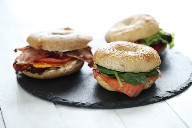 Sabroso sandwich de bagel con tocino